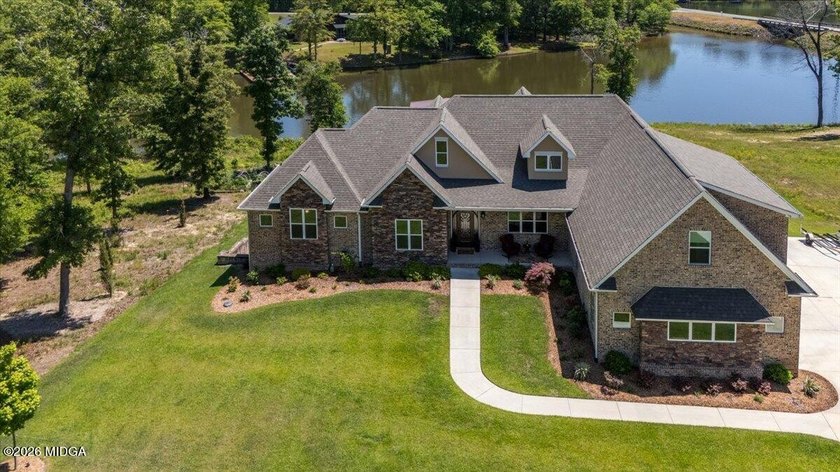 Tucked away in a private cove and set on an expansive 3 acre lot - photo 2