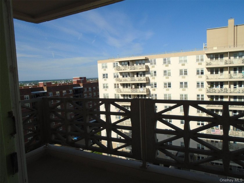 Completely Renovated One-Bedroom Residence with Breathtaking - photo 20