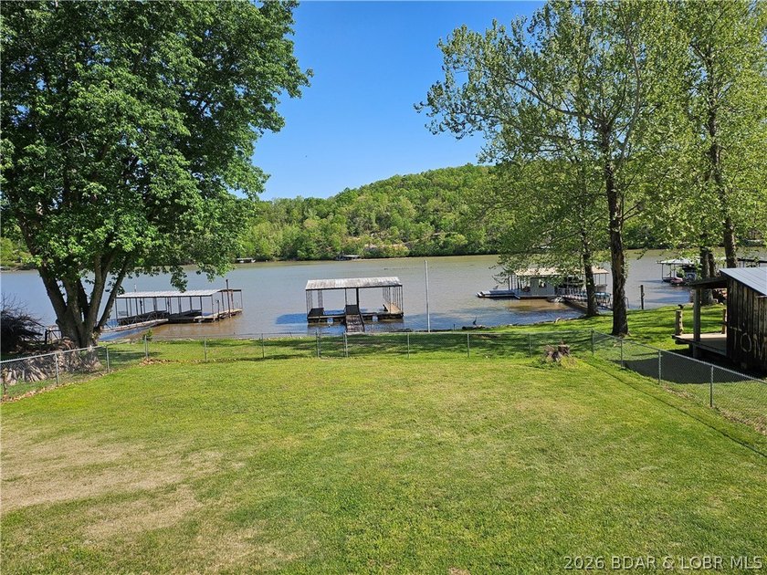 This lakefront homes has many pluses: one level living, attached - photo 2