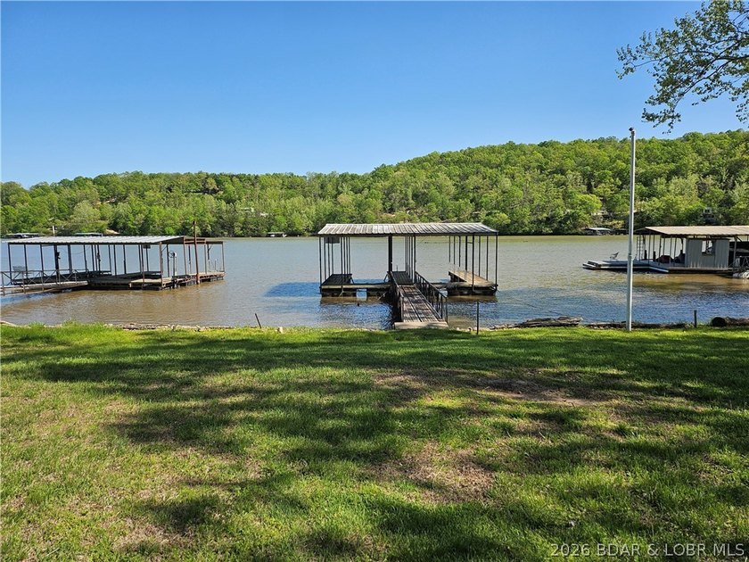 This lakefront homes has many pluses: one level living, attached - photo 3