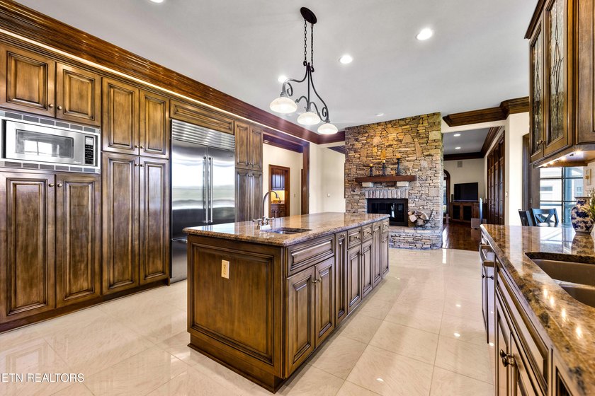 Magnificent upscale custom built estate with stack stone and - photo 18
