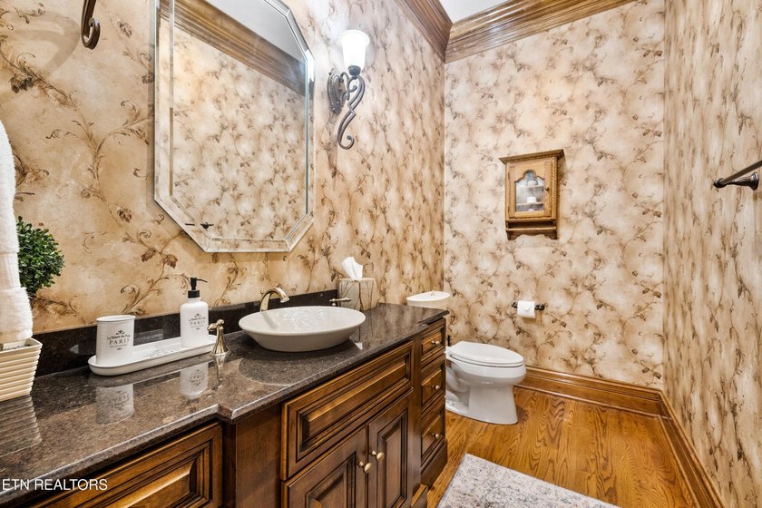 Magnificent upscale custom built estate with stack stone and - photo 23