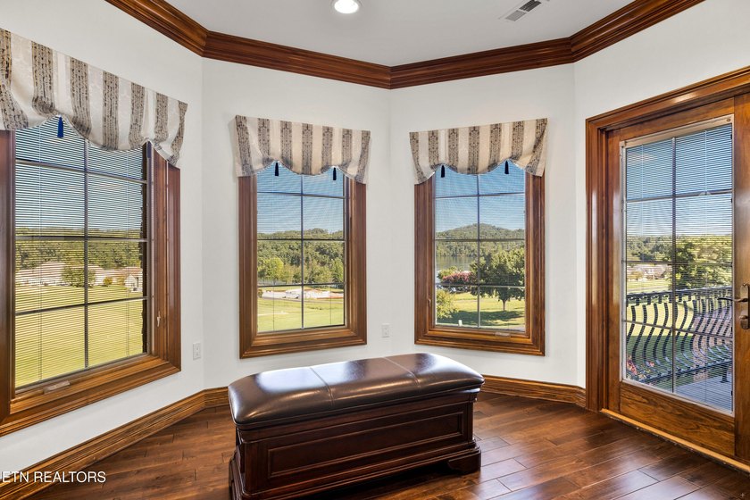Magnificent upscale custom built estate with stack stone and - photo 28