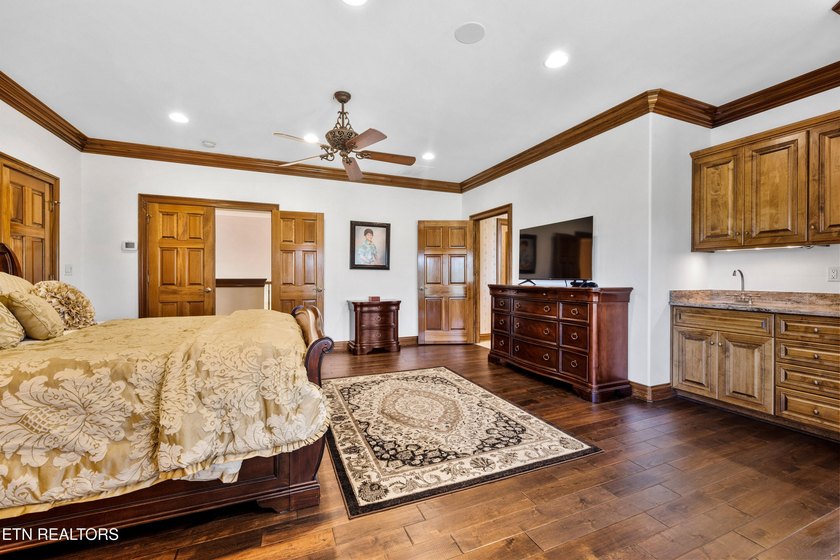 Magnificent upscale custom built estate with stack stone and - photo 30