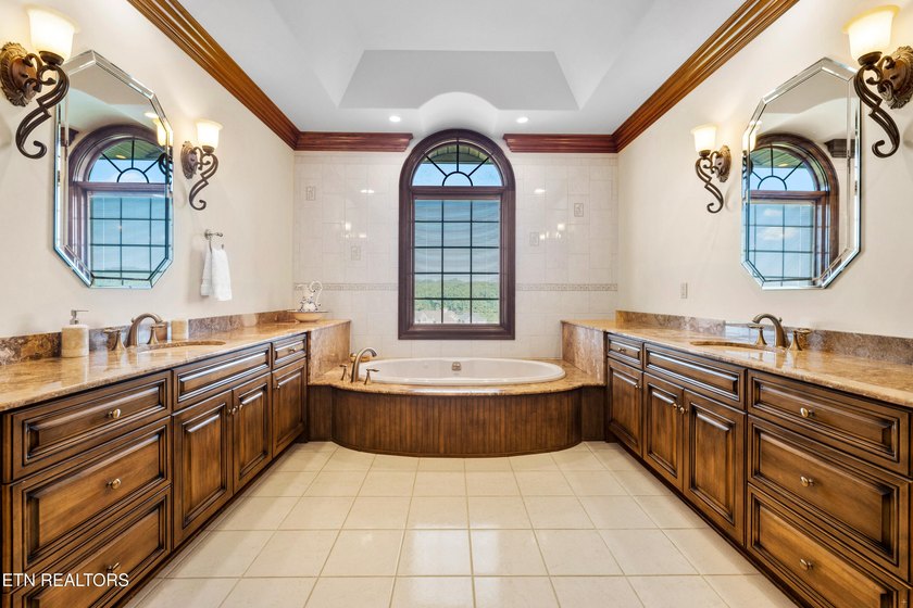 Magnificent upscale custom built estate with stack stone and - photo 31