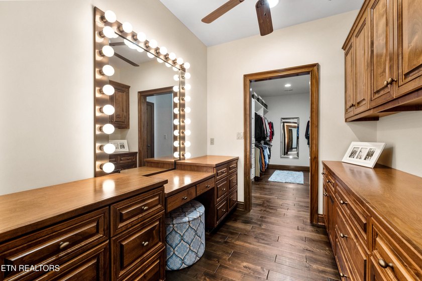 Magnificent upscale custom built estate with stack stone and - photo 36