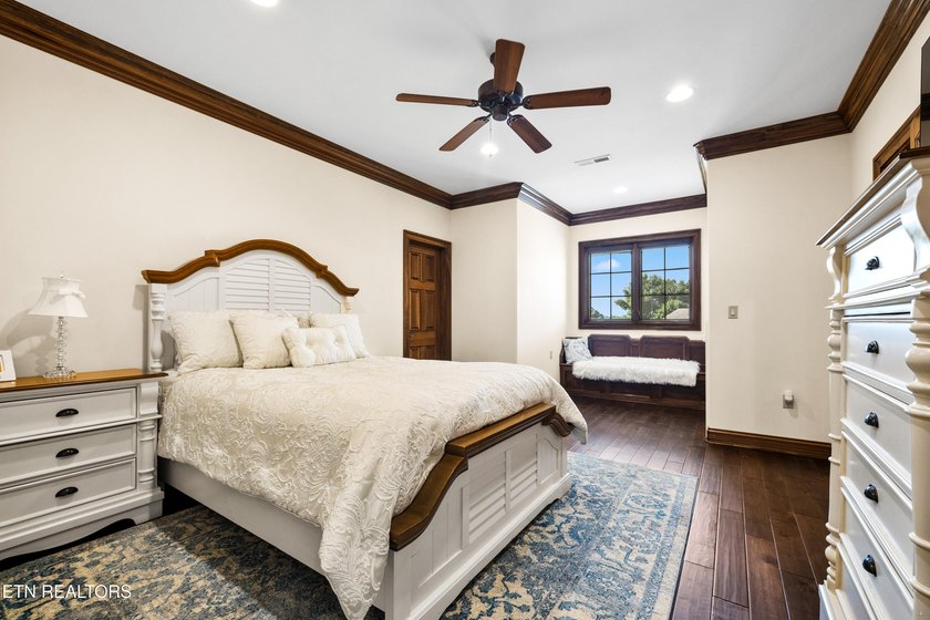 Magnificent upscale custom built estate with stack stone and - photo 37