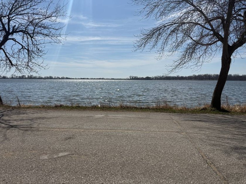 JUST IN TIME FOR SUMMER! Take a look at this well maintained - photo 3