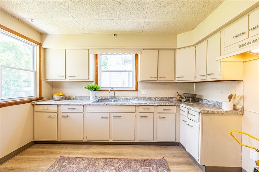 Another Rockin' Rochester offering! This spacious home boasts - photo 19