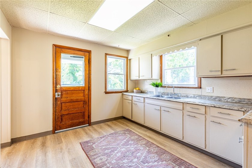 Another Rockin' Rochester offering! This spacious home boasts - photo 20