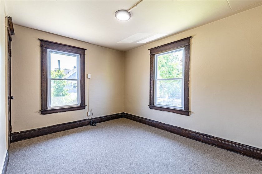 Another Rockin' Rochester offering! This spacious home boasts - photo 23