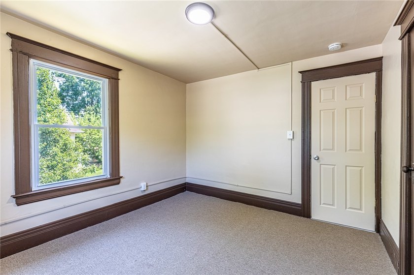 Another Rockin' Rochester offering! This spacious home boasts - photo 33