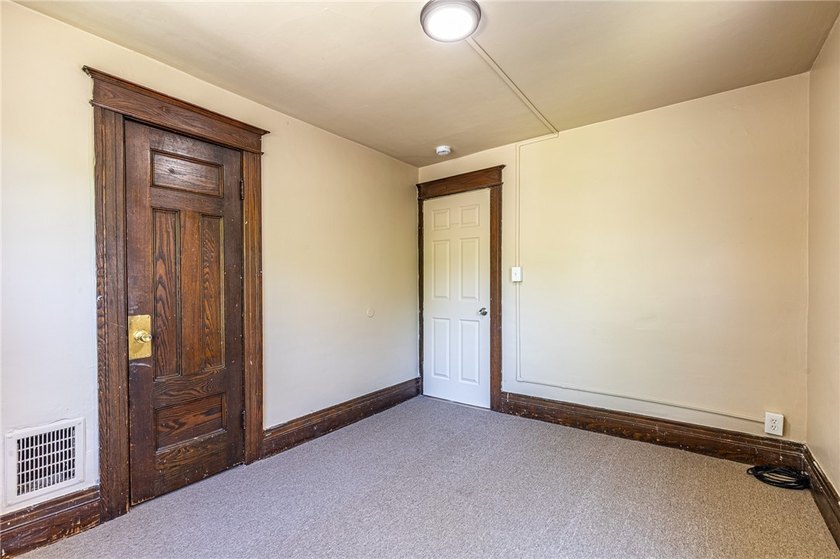 Another Rockin' Rochester offering! This spacious home boasts - photo 36