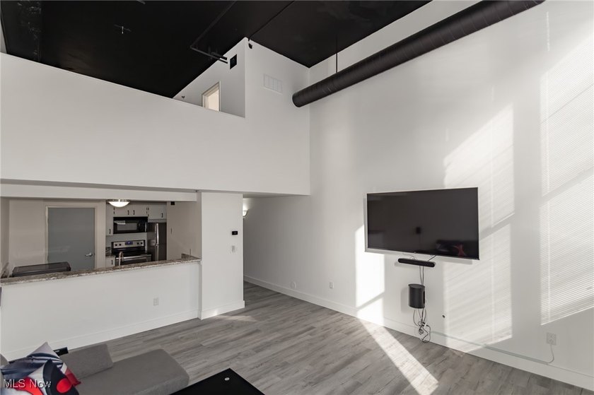 Welcome to downtown living at its best in this stylish 1-bedroom - photo 3