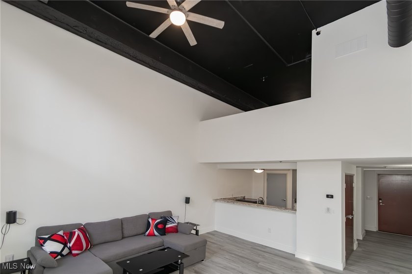 Welcome to downtown living at its best in this stylish 1-bedroom - photo 4
