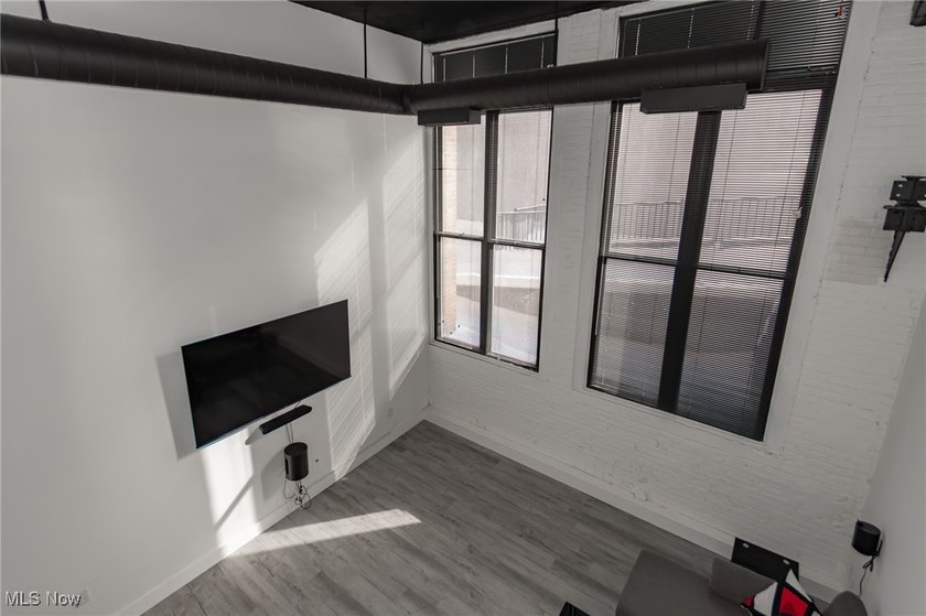 Welcome to downtown living at its best in this stylish 1-bedroom - photo 7