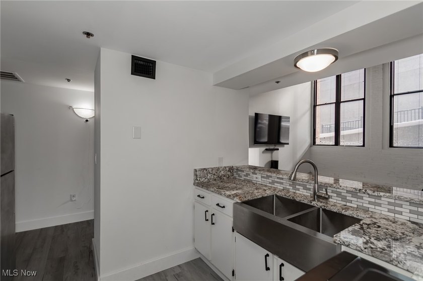 Welcome to downtown living at its best in this stylish 1-bedroom - photo 9