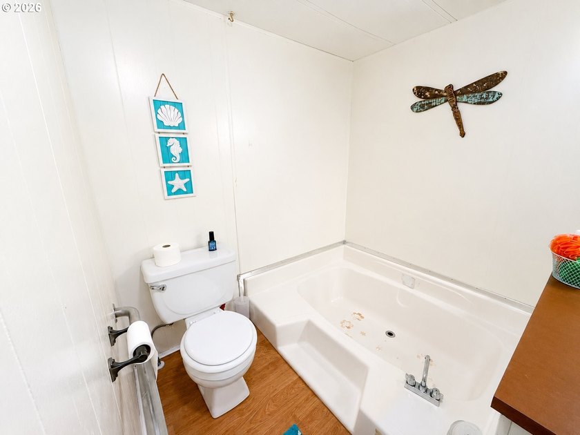 Coastal living at an unbeatable value! This charming 2-bedroom - photo 15
