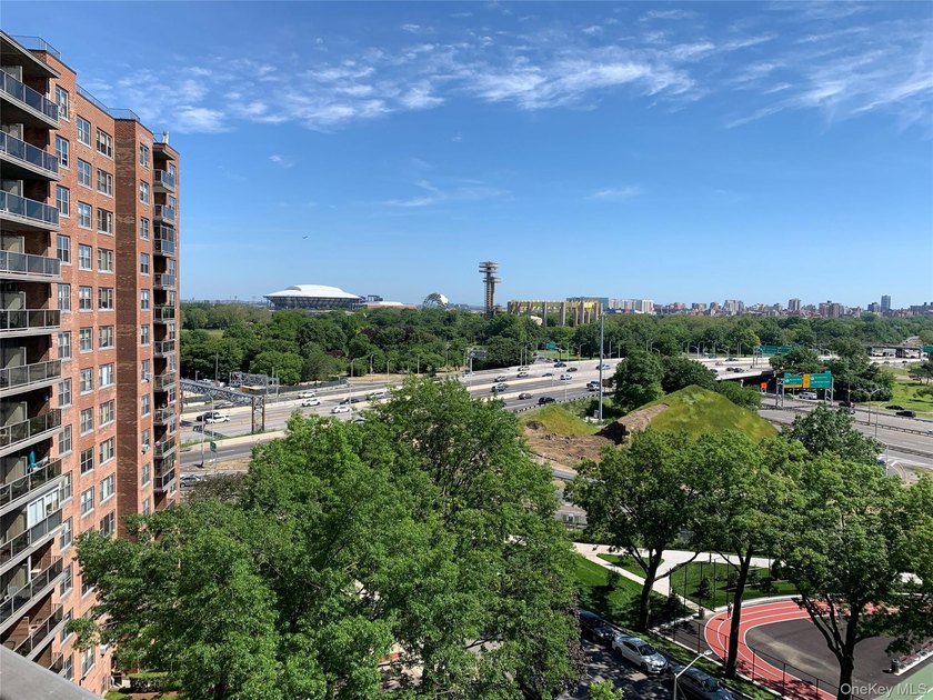 Stunning Renovated 2 Bedroom / Junior 4 Co-op with Lake Views - photo 17