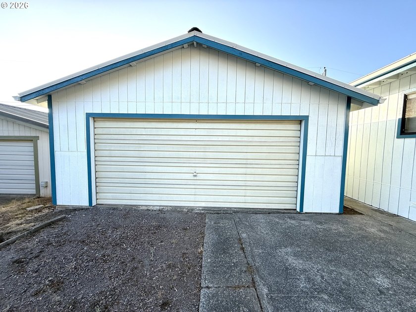 Coastal living at an unbeatable value! This charming 2-bedroom - photo 18