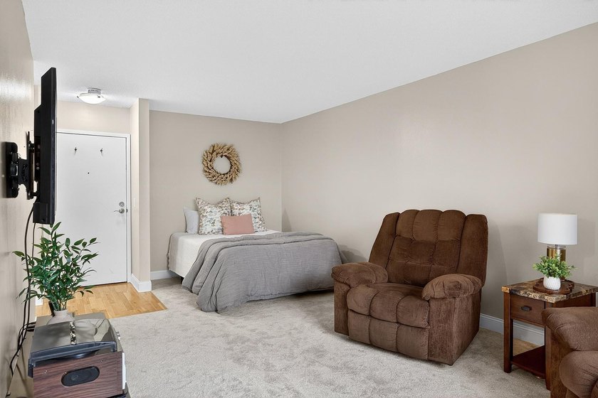 Adorable main floor studio condo in the heart of Uptown - photo 4
