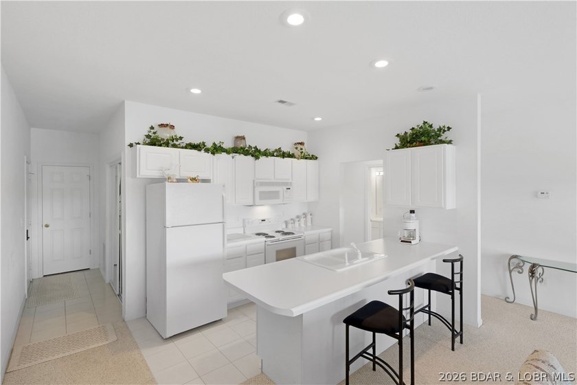 We invite you to take a look at this new listing here in Oak - photo 5