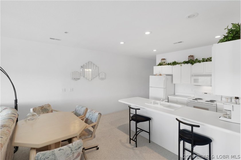 We invite you to take a look at this new listing here in Oak - photo 7