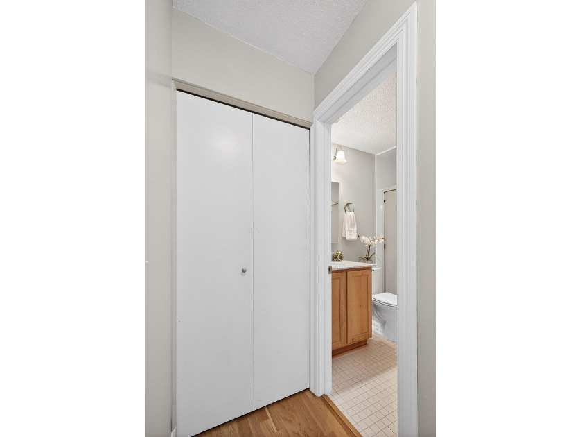 Adorable main floor studio condo in the heart of Uptown - photo 9