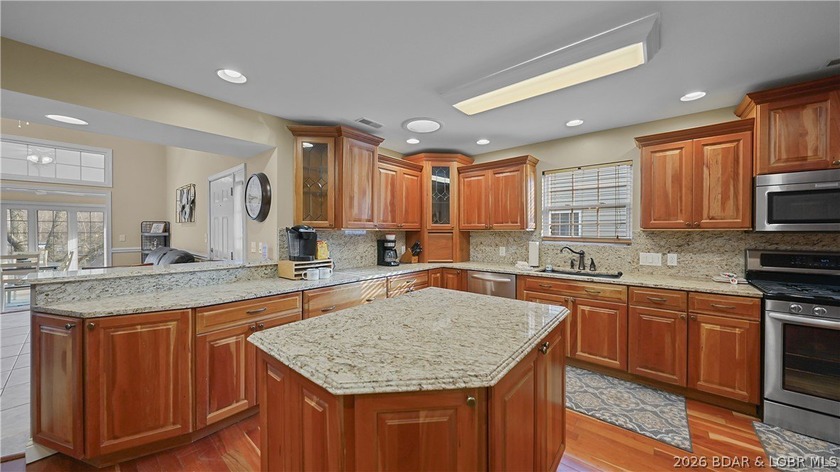 This fully furnished lakefront home is perfect for full-time - photo 9