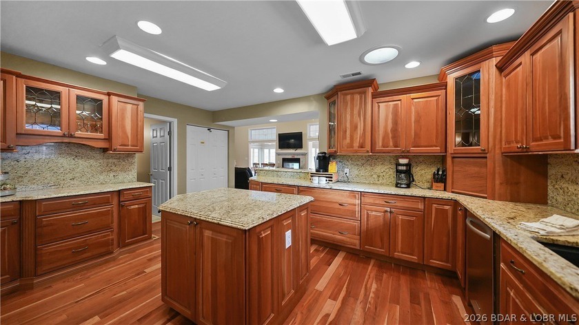 This fully furnished lakefront home is perfect for full-time - photo 10