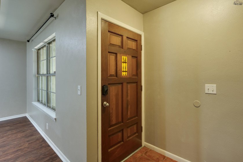 Fantastic 3 bedroom, 2 bath home offering over 1,800 square feet - photo 4