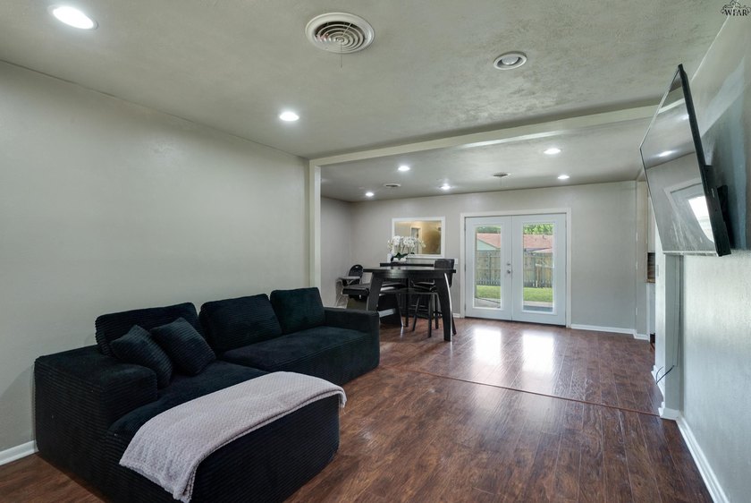 Fantastic 3 bedroom, 2 bath home offering over 1,800 square feet - photo 6