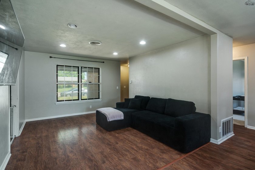 Fantastic 3 bedroom, 2 bath home offering over 1,800 square feet - photo 7