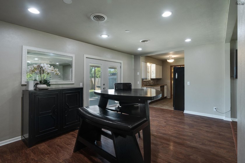 Fantastic 3 bedroom, 2 bath home offering over 1,800 square feet - photo 9