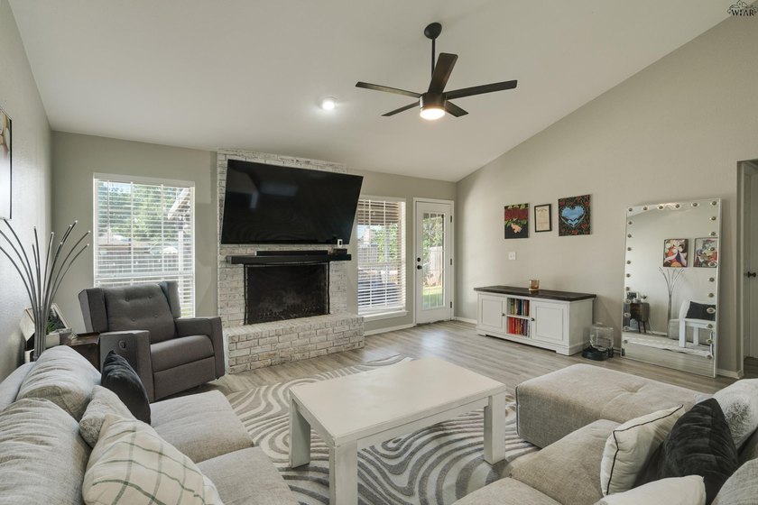 Picture mornings in a 2023-remodeled kitchen, with quartz - photo 4