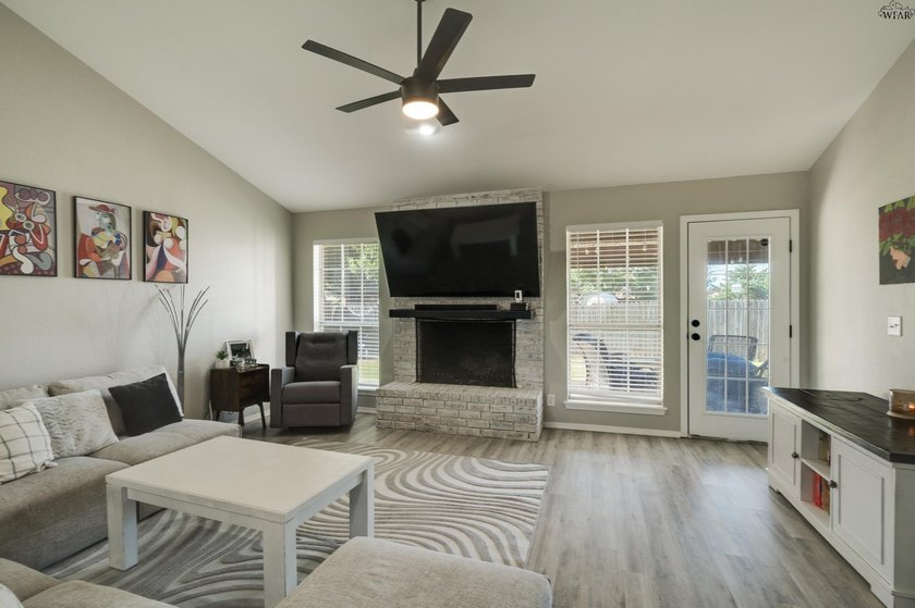 Picture mornings in a 2023-remodeled kitchen, with quartz - photo 5