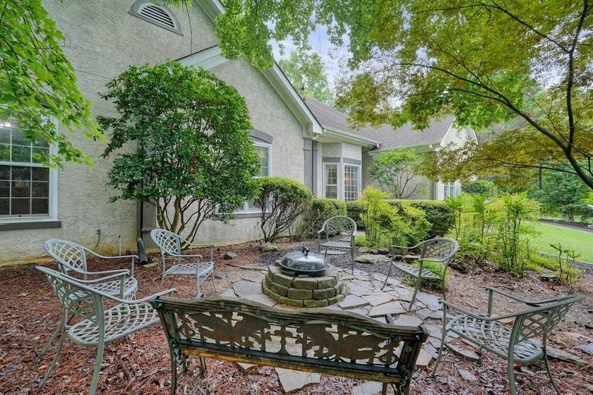 Welcome home to this charming ranch nestled on a private - photo 6