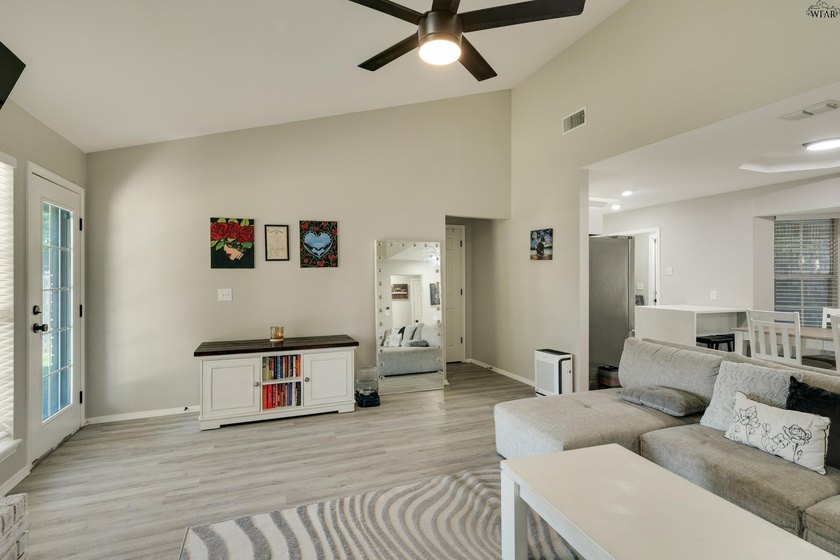 Picture mornings in a 2023-remodeled kitchen, with quartz - photo 6