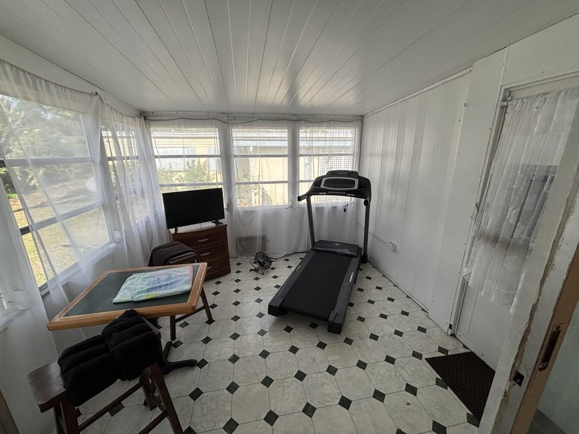 WELL MAINTAINED WITH 2 BEDROOMS, 2 BATHS AND A FLORIDA ROOM WITH - photo 15