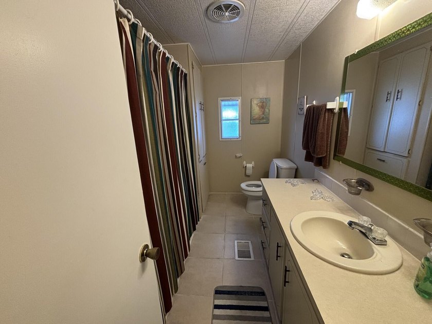 WELL MAINTAINED WITH 2 BEDROOMS, 2 BATHS AND A FLORIDA ROOM WITH - photo 22