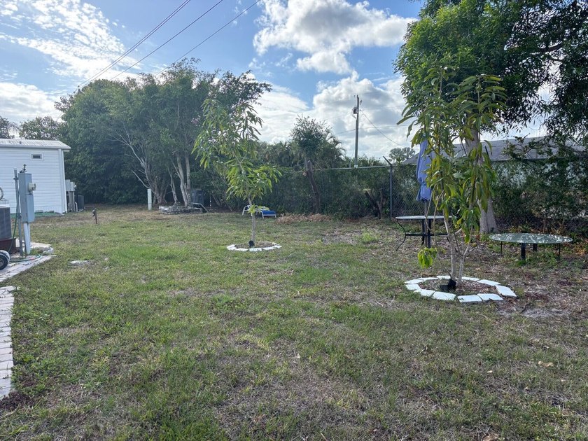 WELL MAINTAINED WITH 2 BEDROOMS, 2 BATHS AND A FLORIDA ROOM WITH - photo 25