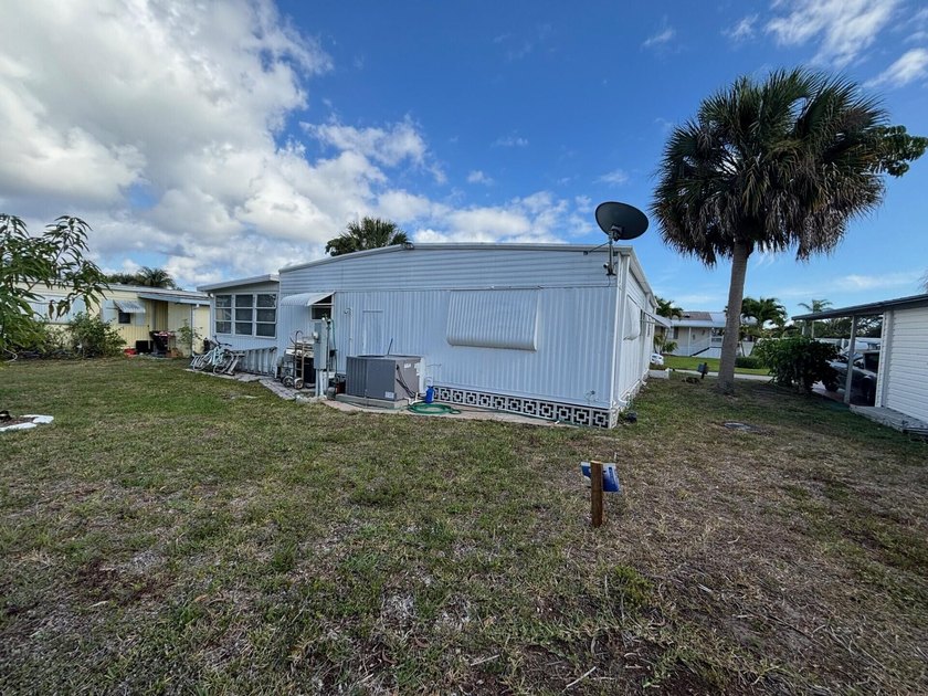 WELL MAINTAINED WITH 2 BEDROOMS, 2 BATHS AND A FLORIDA ROOM WITH - photo 27