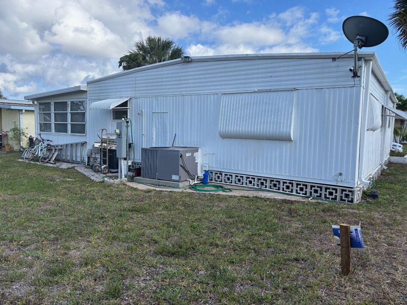 WELL MAINTAINED WITH 2 BEDROOMS, 2 BATHS AND A FLORIDA ROOM WITH - photo 28