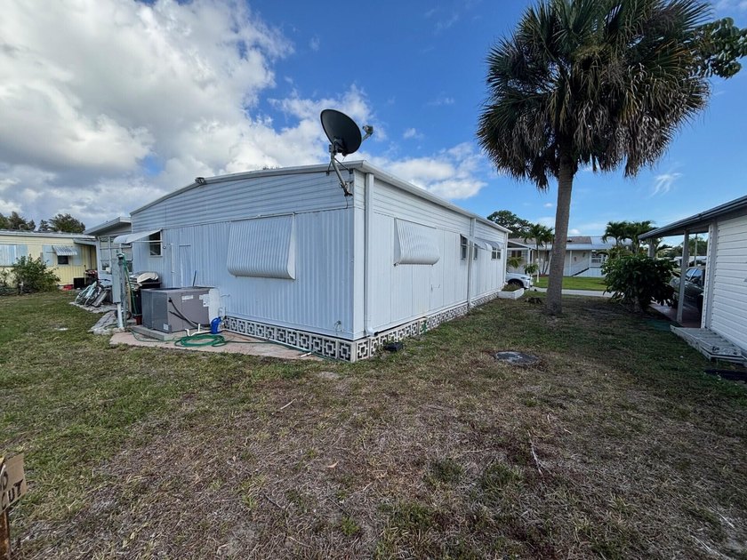 WELL MAINTAINED WITH 2 BEDROOMS, 2 BATHS AND A FLORIDA ROOM WITH - photo 29