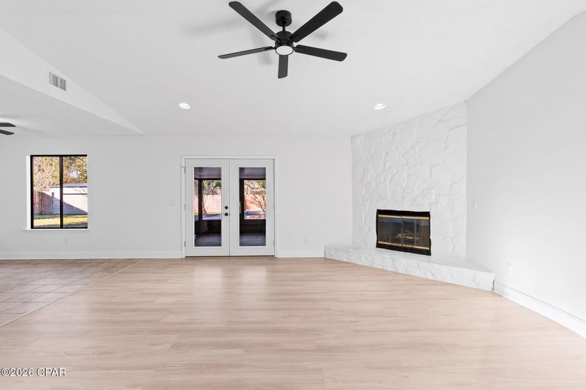 Welcome to this beautifully maintained 3-bedroom, 2-bathroom - photo 10