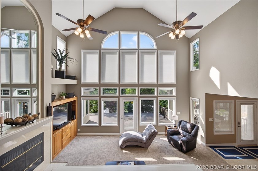 This 5-bedroom, 3.5-bath lakefront home in Four Seasons is - photo 9