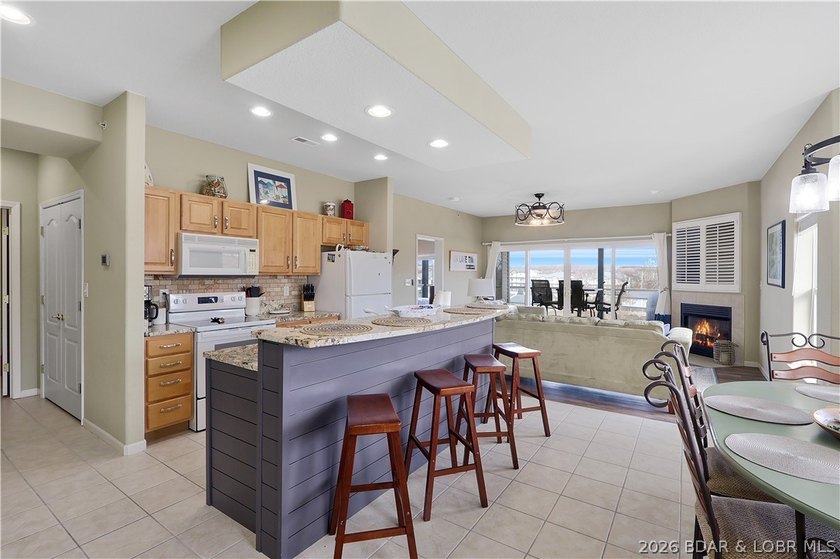 Welcome to Monarch Cove, where this fully furnished, top-floor - photo 3