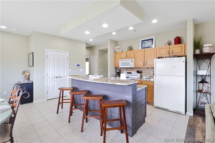 Welcome to Monarch Cove, where this fully furnished, top-floor - photo 5