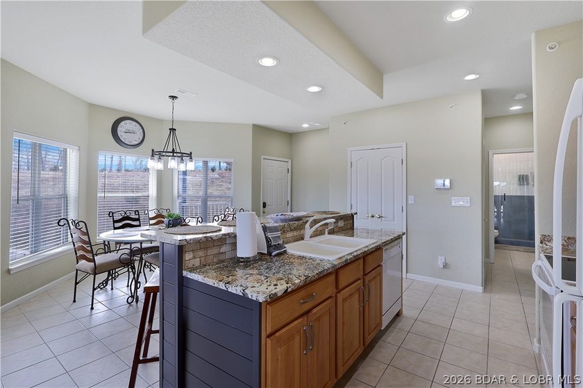 Welcome to Monarch Cove, where this fully furnished, top-floor - photo 8
