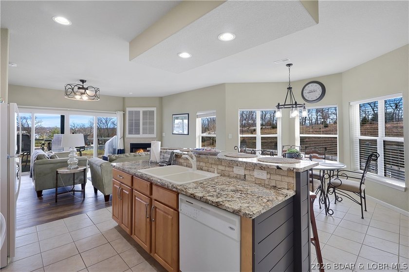 Welcome to Monarch Cove, where this fully furnished, top-floor - photo 9